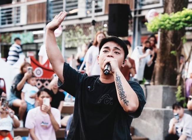 邱軍去年12月27日駕車撞到正在路邊排班的2名計程車司機，其中一名司機搶救7天後不治。（翻攝自IG 1999.kui）