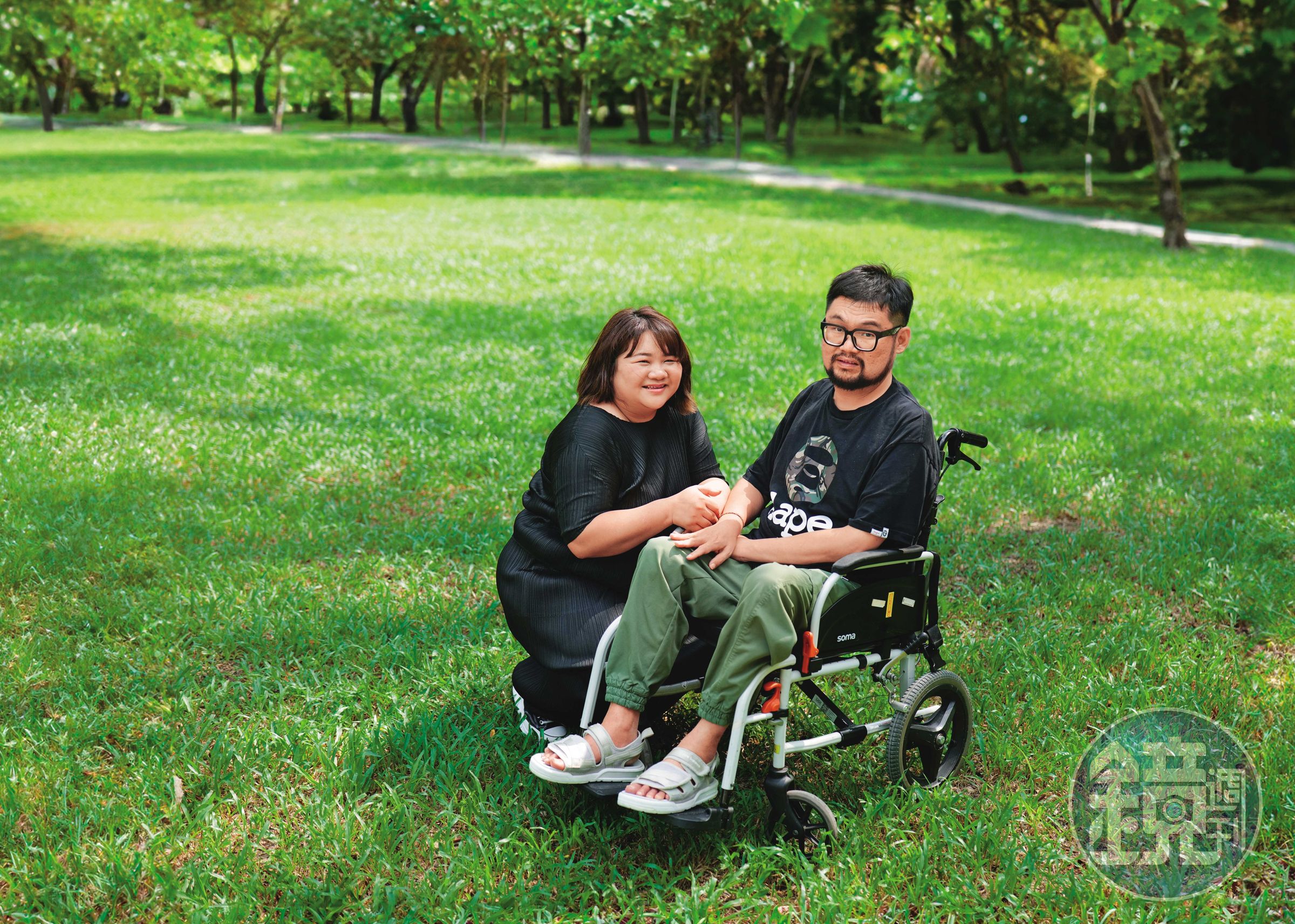 陳意玟（左）與男友郭憲霖（右）交往13年，陪著他度過腦出血、被判定是植物人，到現在可以跟她對話、一起出國。