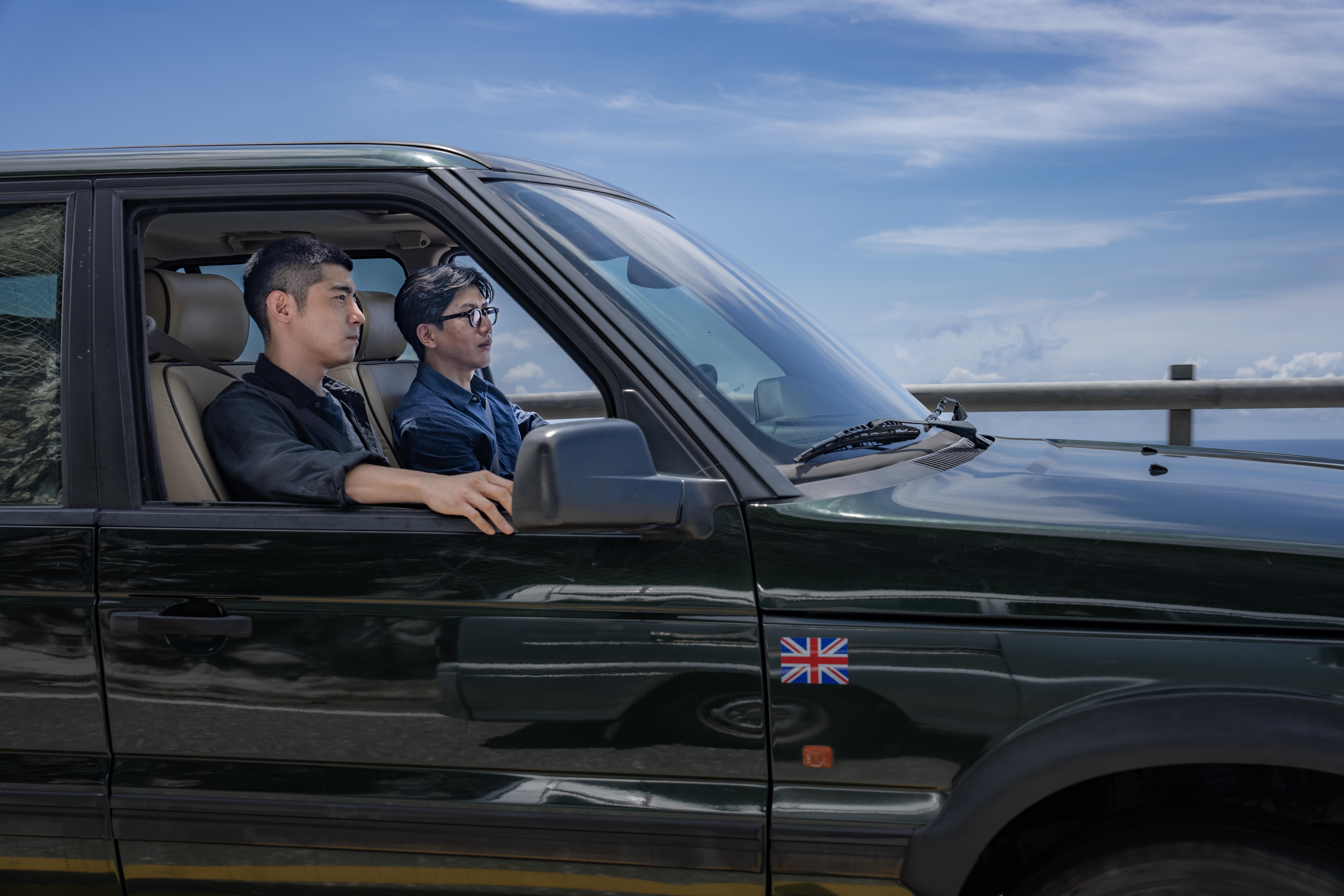 莫子儀(右)與王柏傑(左)的開車戲讓導演鍾孟宏印象深刻。(本地風光提供)