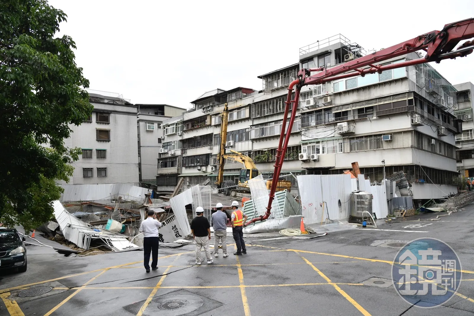 台北市大直「基泰大直」建案因施工不慎導致鄰房傾斜塌陷，住戶仍在漫長且未知的重建之路上苦苦等待。（本刊資料照）