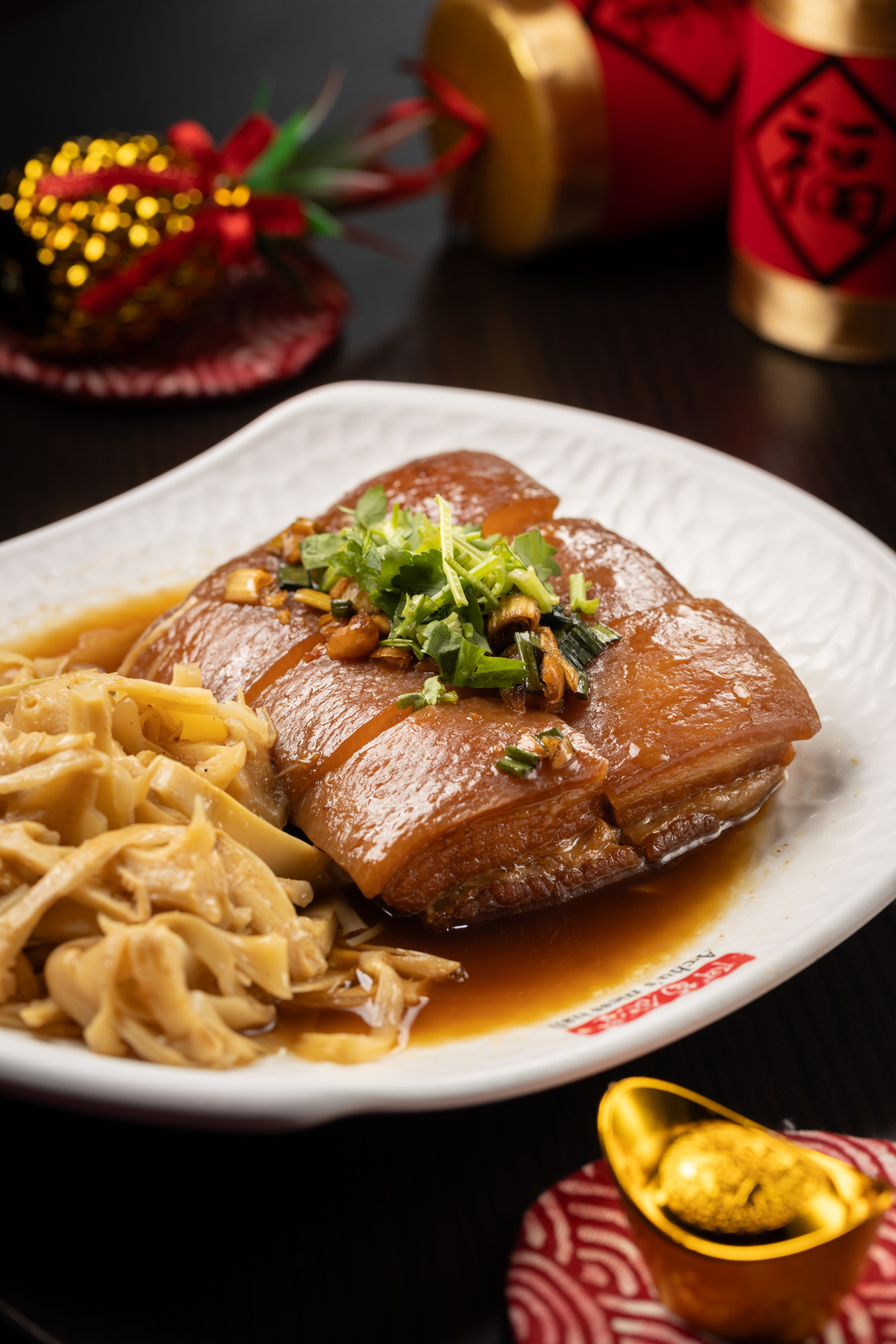 阿菊食堂「小封」滷得入味，一口咬下可嘗到滲入肥瘦肉之間的滷香。（350元／份）