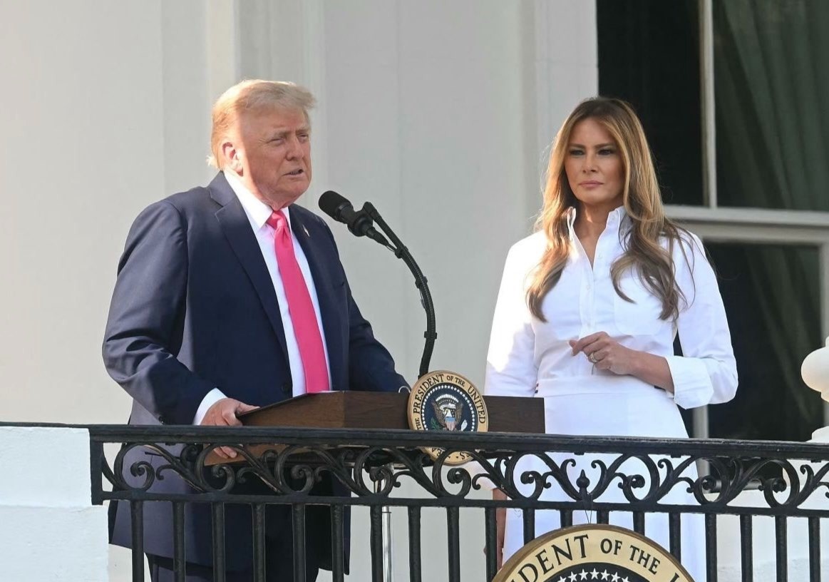 川普和梅蘭妮亞日前主持國慶活動。（翻攝X@MELANIAJTRUMP）