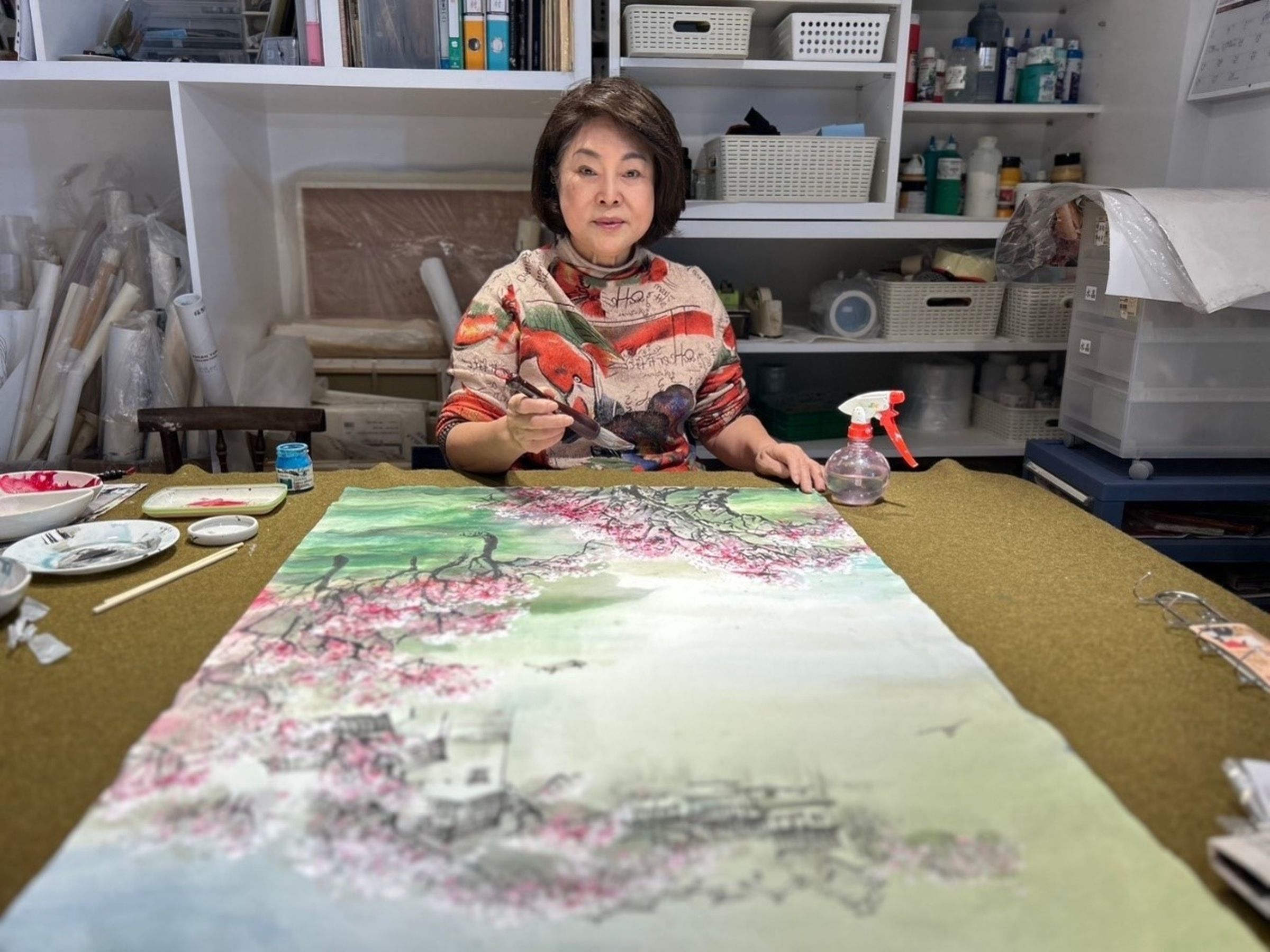 謝麗美女士作品多元,特別喜愛將旅途中所見的大自然美景寄情於畫作中,畫作繞富禪意。