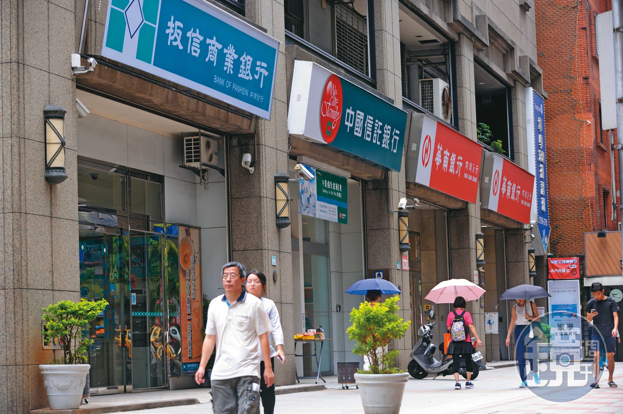 各家銀行因應滿水位,不外乎暫停收件或排隊撥款,仍有額度的銀行則全面調高利率篩選客戶。