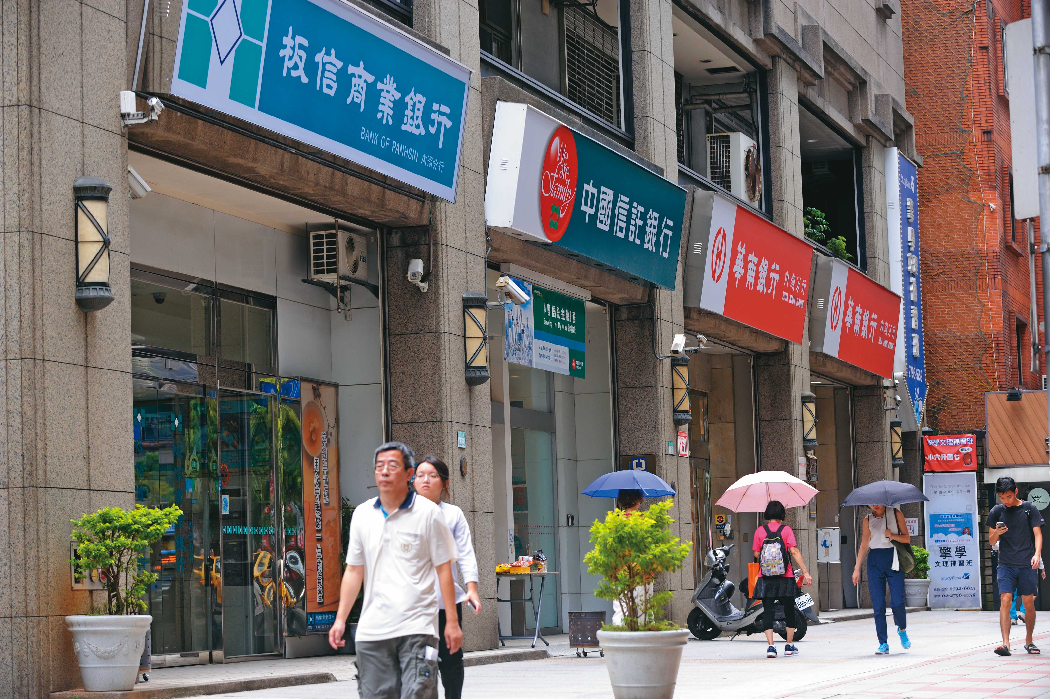 各家銀行因應滿水位，不外乎暫停收件或排隊撥款，仍有額度的銀行則全面調升利率來篩選客戶。