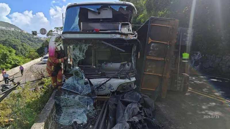 萬里區驚傳死亡車禍,國光客運與砂石車對撞,全車慘毀。(新北市消防局提供)