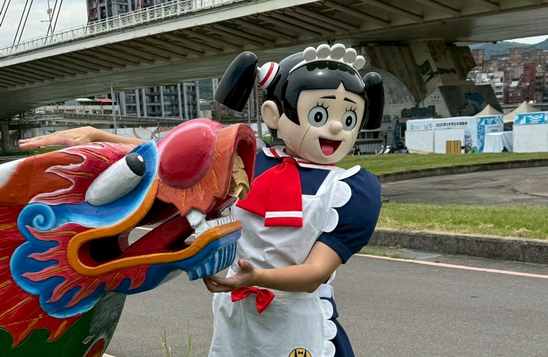 「機器子」提前來台過端午節，與龍舟開心合照。（羚邦提供）