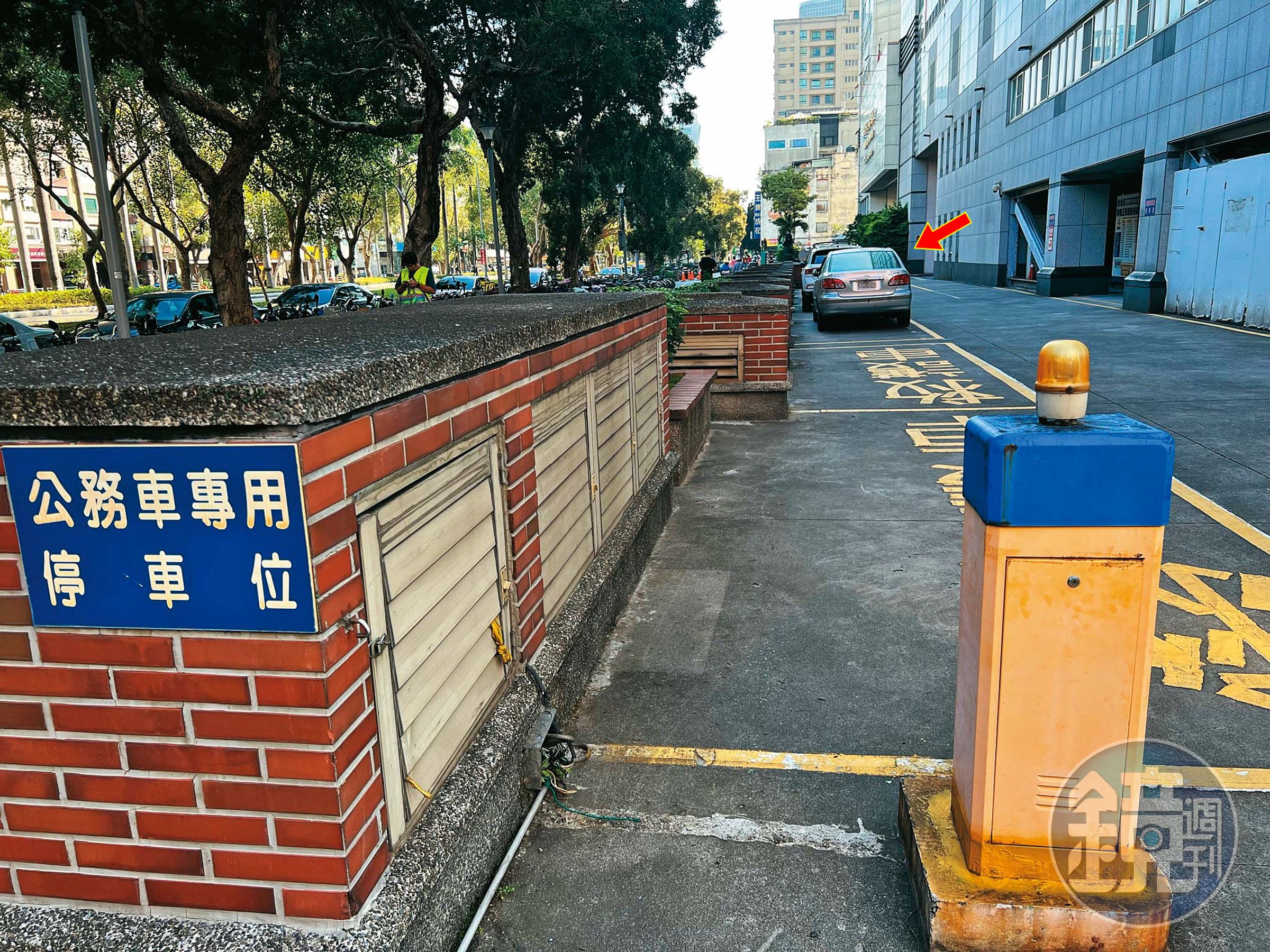 許朝程開車載母親到醫院看診,座車(箭頭處)就大剌剌停在公務車停車區。