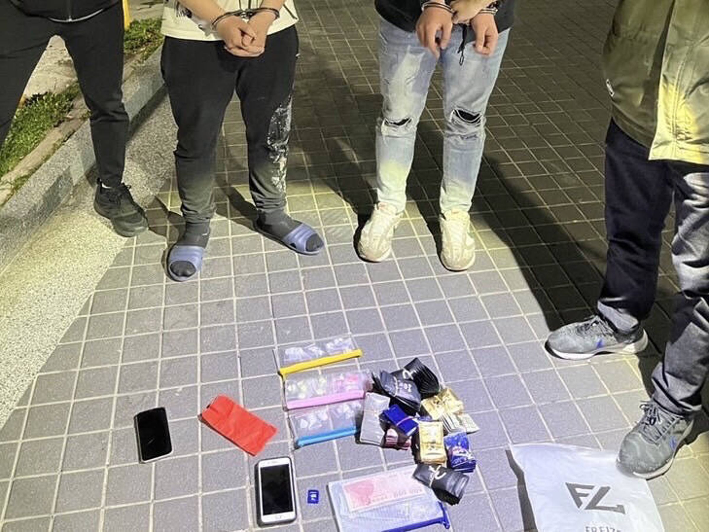 警方實施誘捕，順利逮捕出面交易的黃姓、吳姓兩名年輕藥頭。（翻攝畫面）　