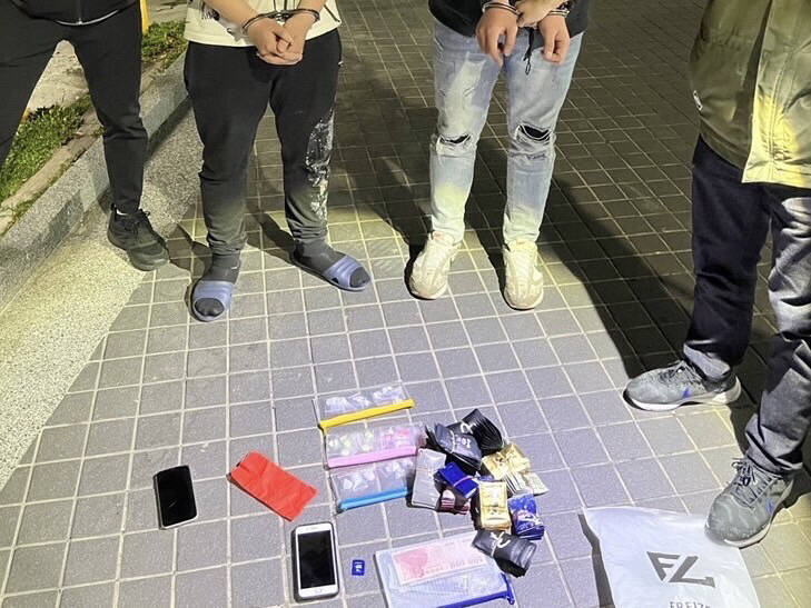 警方實施誘捕，順利逮捕出面交易的黃姓、吳姓兩名年輕藥頭。（翻攝畫面）　