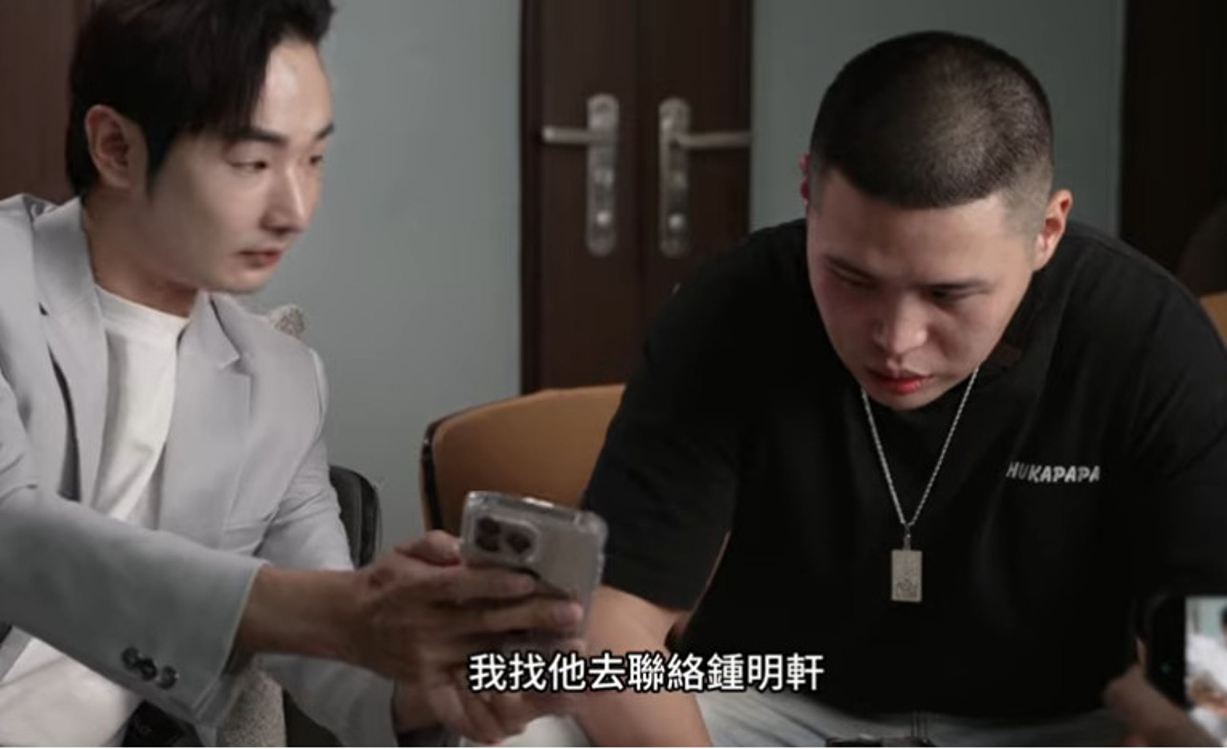 陳柏源與《海峽導報》社長通話時，對方主動提到會找人聯絡鍾明軒。（翻攝YT頻道「攝徒日記Fun TV」）