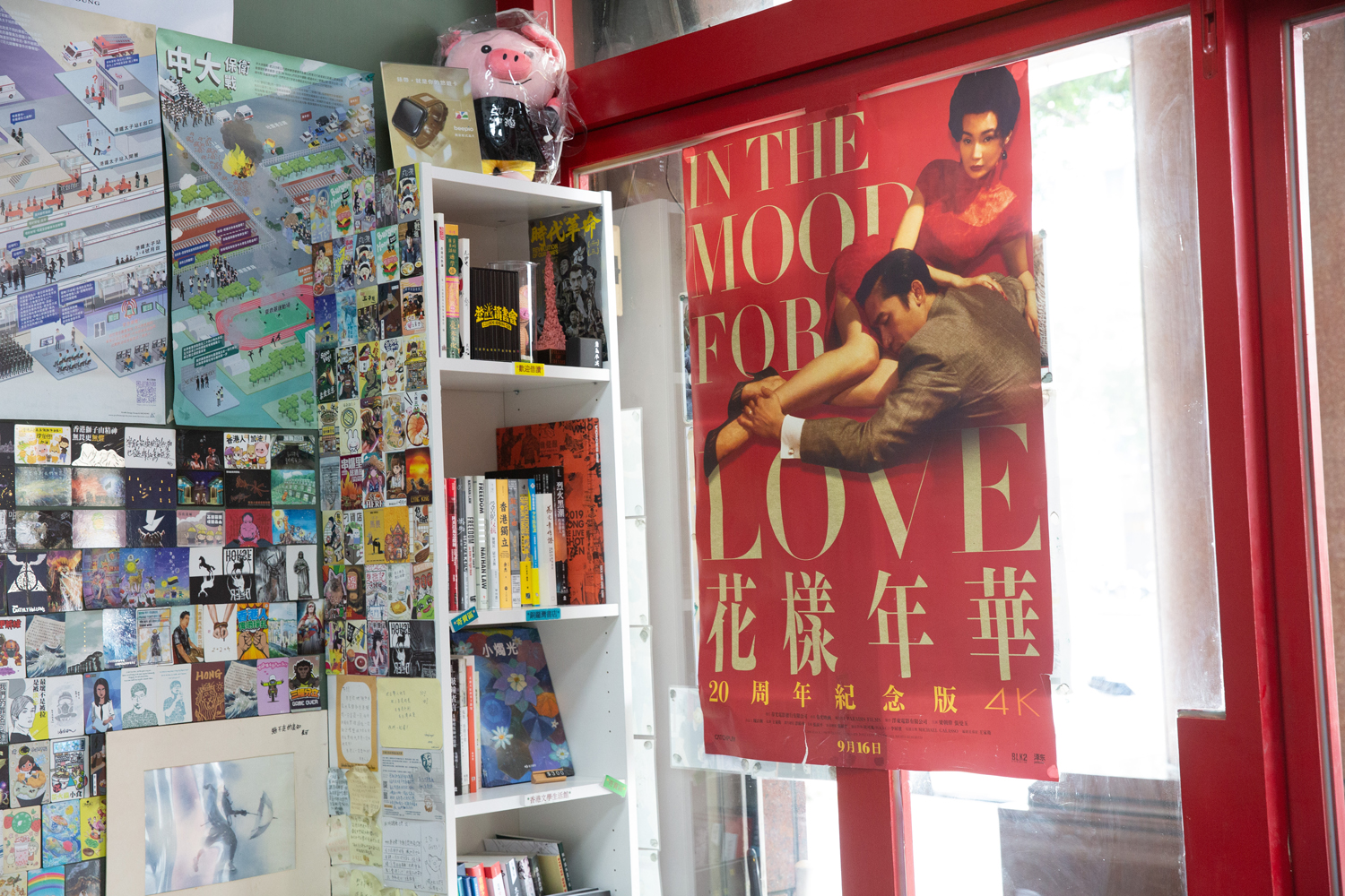 九月茶餐廳店內有大量香港元素，包括書籍、海報等，可以感受與看見香港的歷史與轉變。