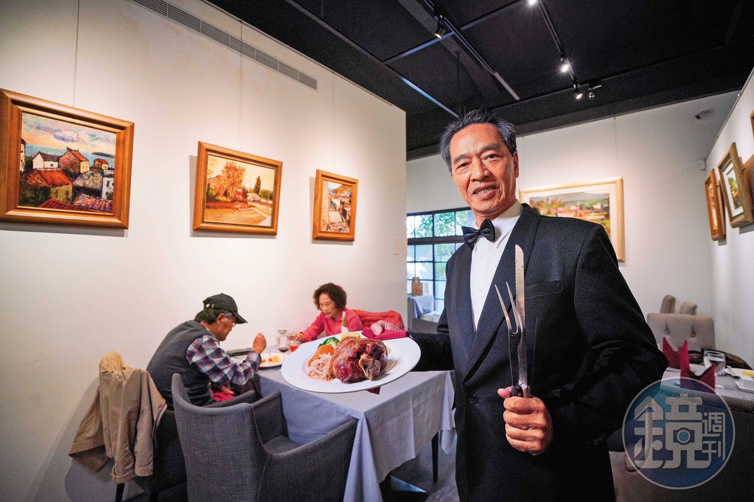 沾美西餐廳老闆陳登壽在近年開設的分店裡端出招牌餐點德國豬腳,並透露繁複的製作過程。
