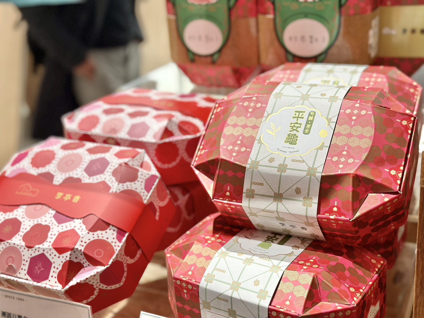 「李亭香」漾著春節氣息的「平安龜禮盒」簡直不要太可愛,黑芝麻口味的平安龜餅素食者也能享用。(150元起/盒)