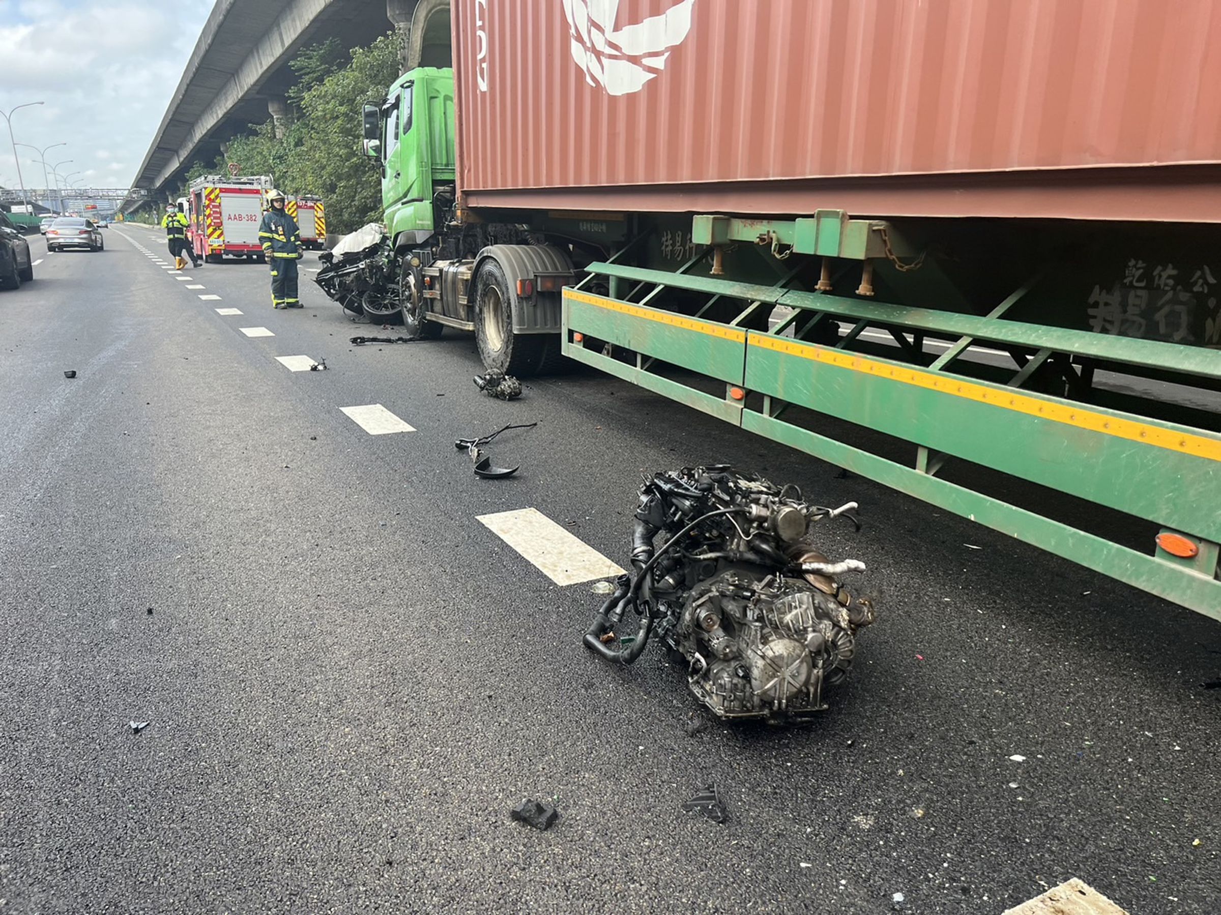 蘇女轎車幾乎全毀，連引擎都噴飛掉落路中。（翻攝畫面）