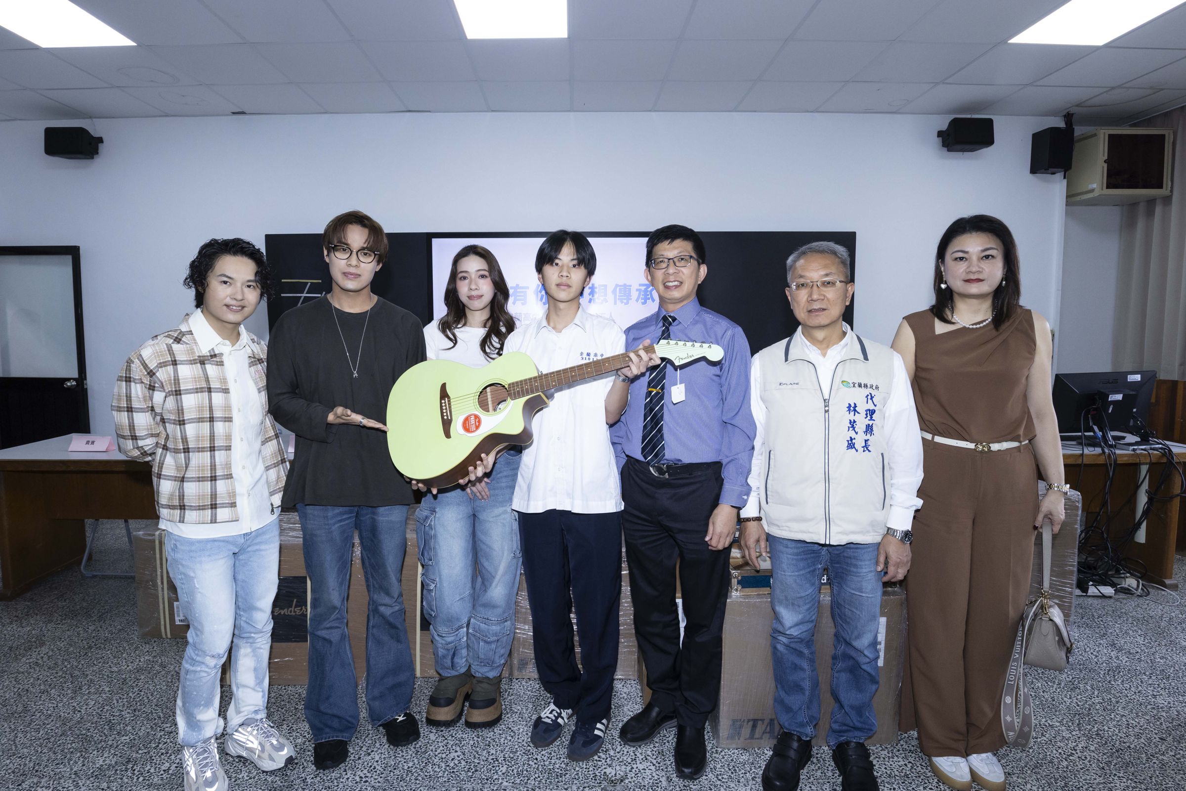 告五人回母校捐樂器圓學弟妹音樂夢，暖心預告盼設立獎學金。（相信音樂提供）