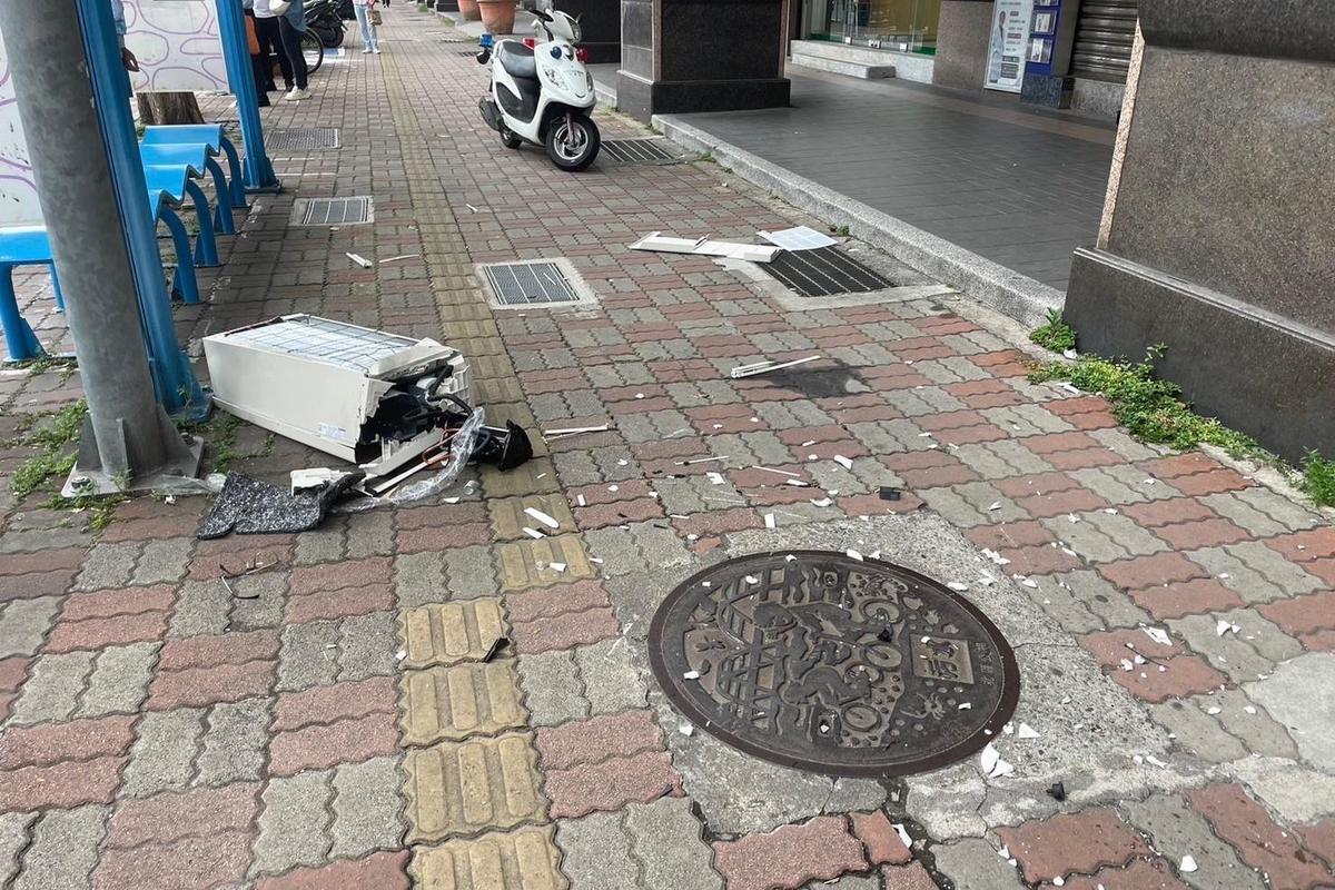 新北市板橋區2023年間發生冷氣機墜落砸死人的意外。（翻攝畫面）
