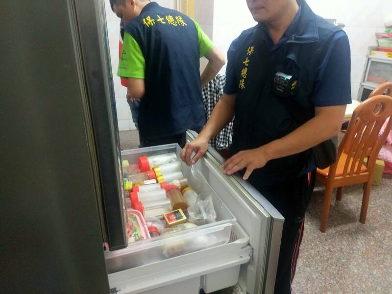 台中某中藥房違法賣犀牛角粉給罹癌病患，保七總隊第五大隊前往搜索，查出業者不法牟利480萬。（翻攝畫面）