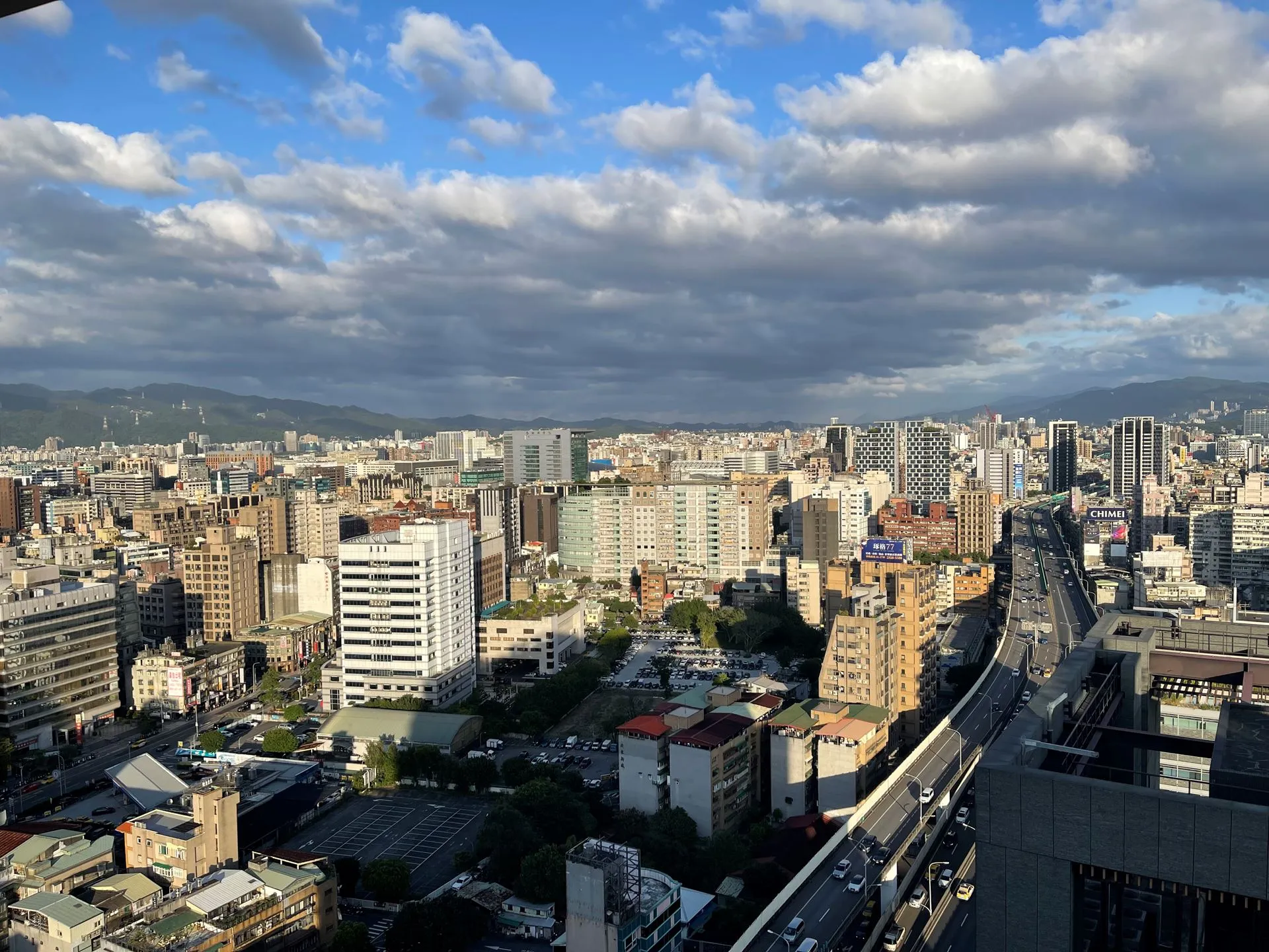 永慶房產集團統計十年間北市逾2千萬住宅交易過半，千萬內僅剩不到一成。（房市示意圖）