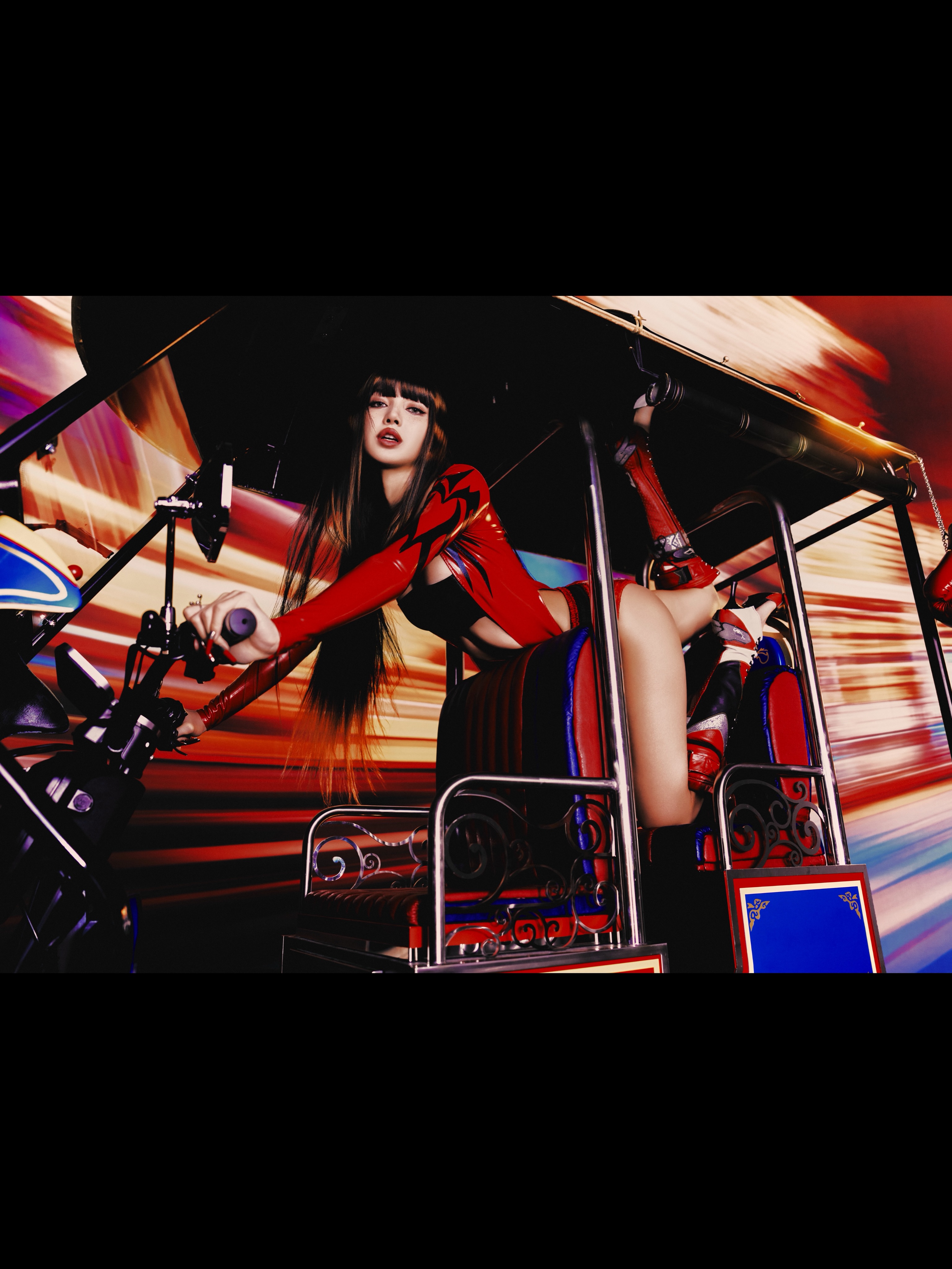 LISA新歌〈SaWaDiKa〉MV回到泰國曼谷取景，大秀嘟嘟車、拳擊等在地元素。（翻攝LISA IG）