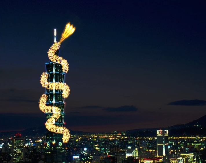 台北101當年曾找蔡國強設計跨年煙火，原本模擬的「金龍盤旋而上」（圖），結果卻只剩「蚯蚓」，引發批評。（翻攝網路）