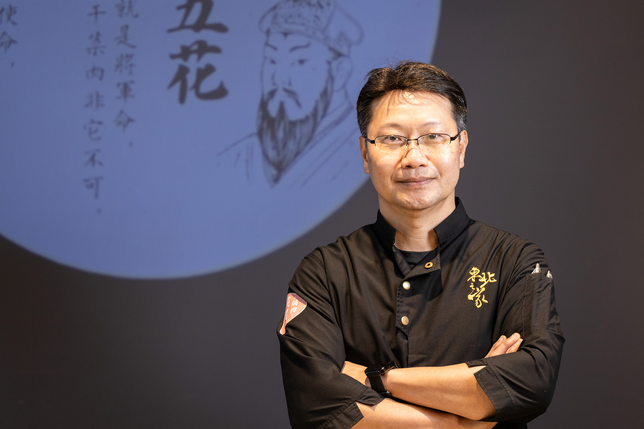 老闆侯聯松從小就在家裡幫忙做火鍋，擁有豐富經驗，自家發酵的高麗酸菜帶有溫潤酸度與蔬菜甘甜。