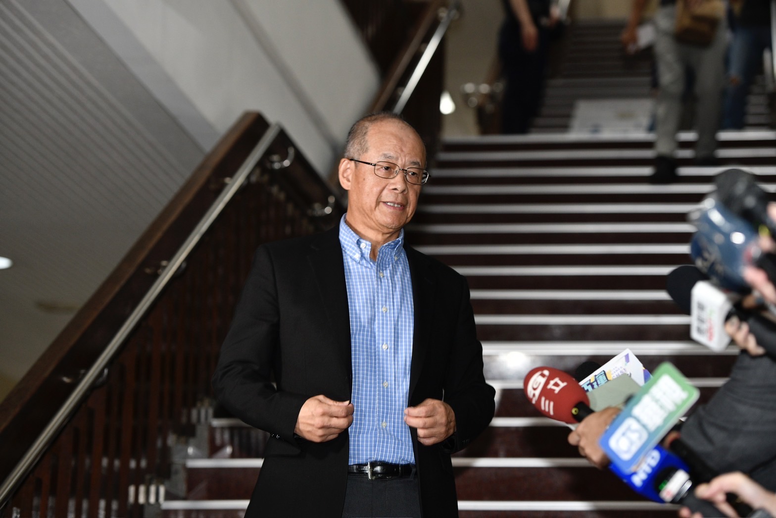 高虹安指論文引用期刊只是論文一小部分，陳時奮（圖）指抄襲與貪污都沒最低消費額。