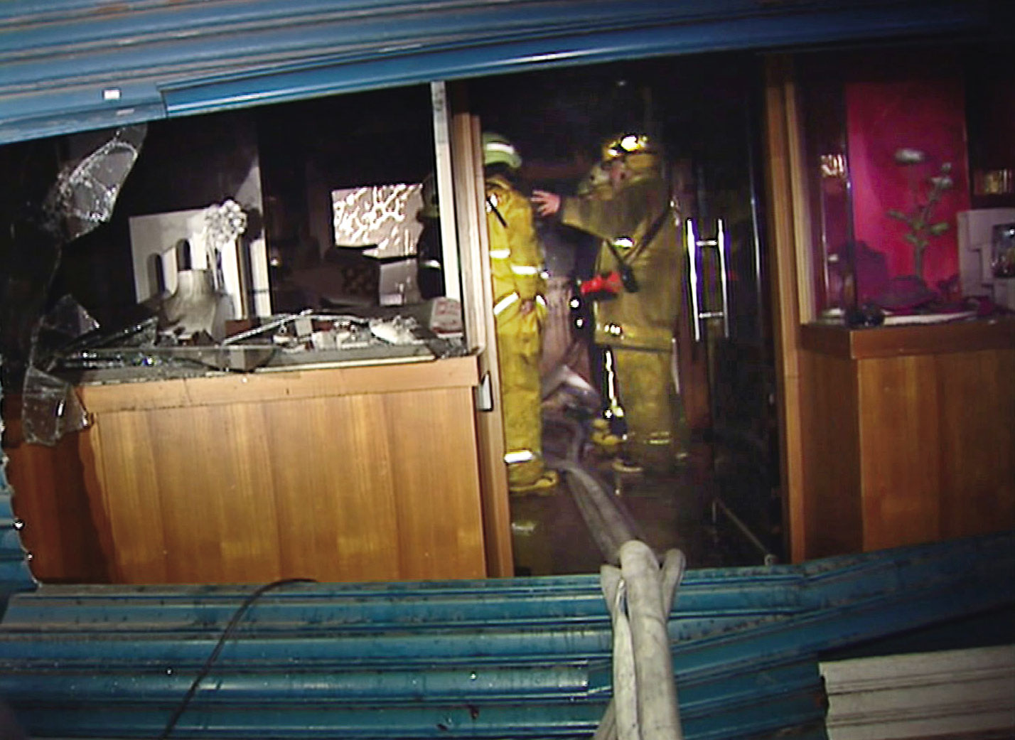 林男搶劫銀樓、殺害老闆娘母子之後，縱火滅證。（東森新聞提供）