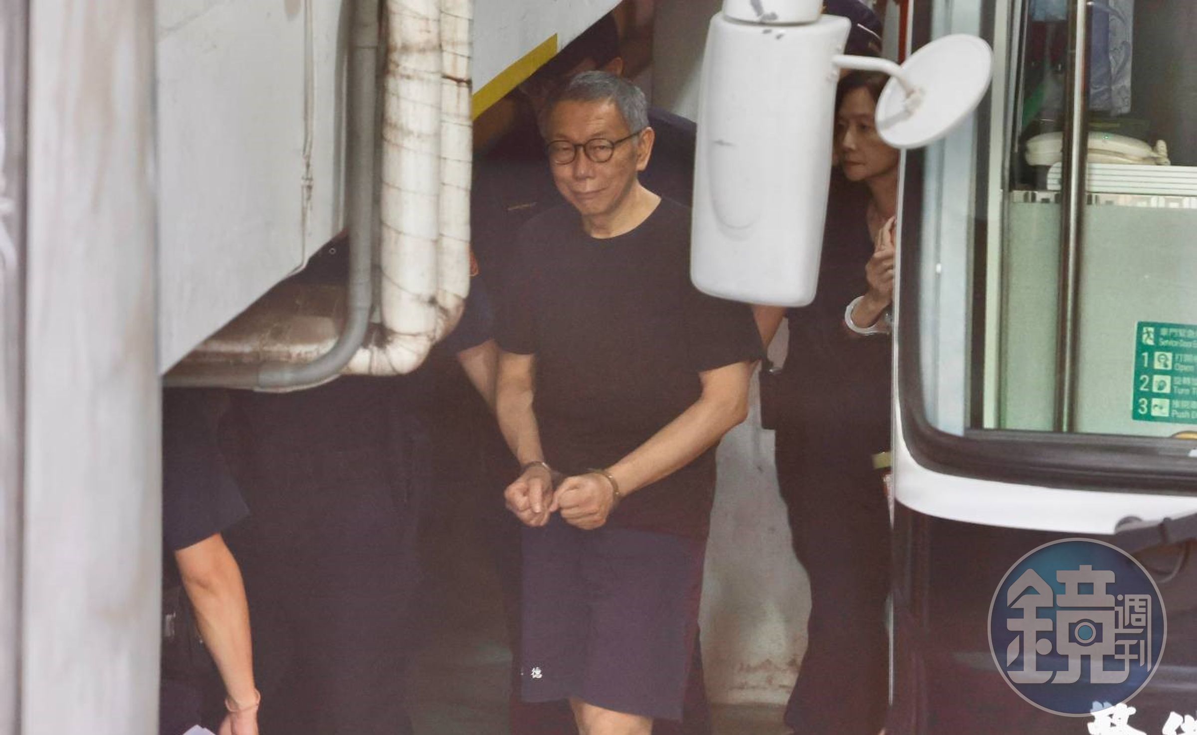 柯文哲因京華城弊案持續被羈押，聲請假處分想參加罷免投票，遭北高行駁回。