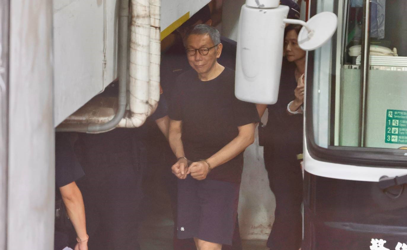 柯文哲因京華城弊案持續被羈押，聲請假處分想參加罷免投票，遭北高行駁回。