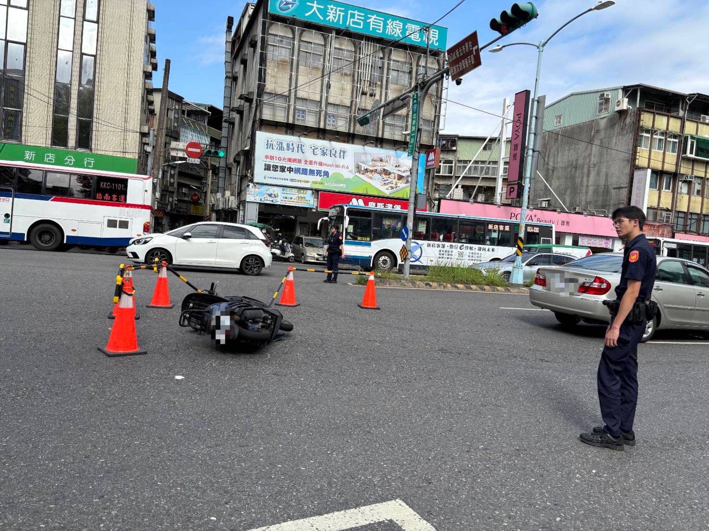 男駕駛突迴轉猛撞雙載母子，媽骨折、4歲兒內出血急送醫。（警方提供）