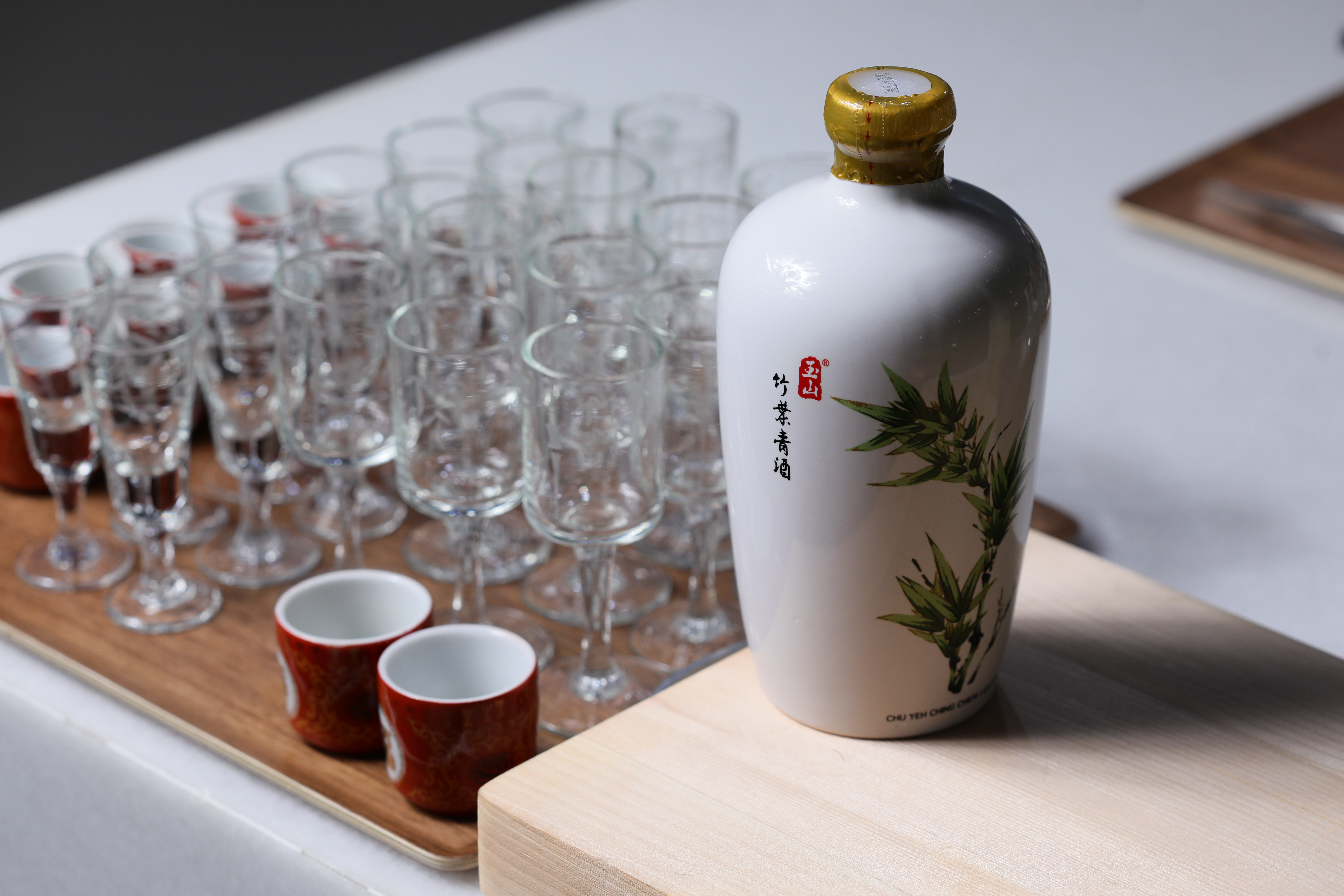 清香的竹葉青酒，倒在復古高腳玻璃杯裡喝，更有儀式感。