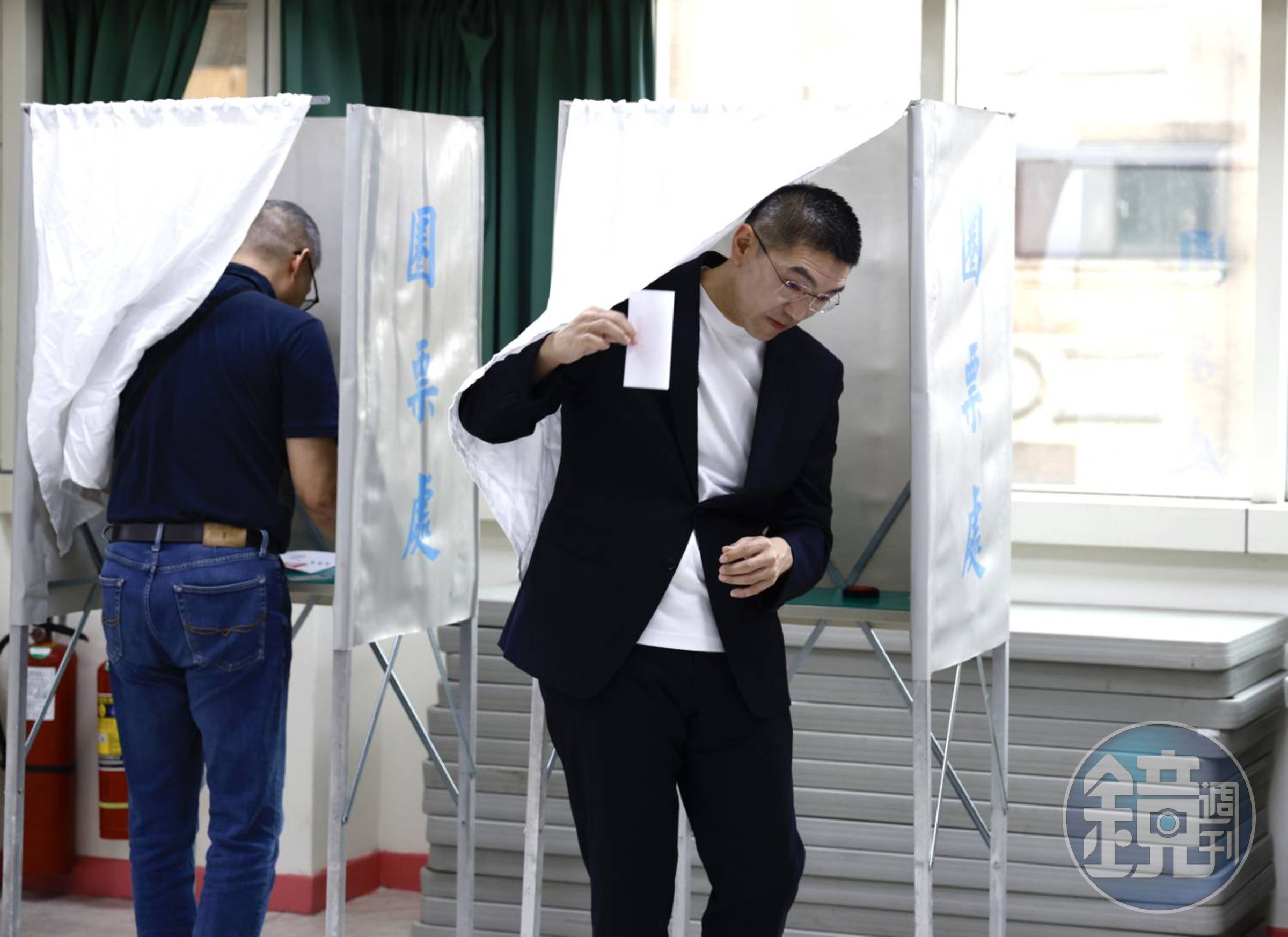 市長謝國樑一大早就現身投票所投票。