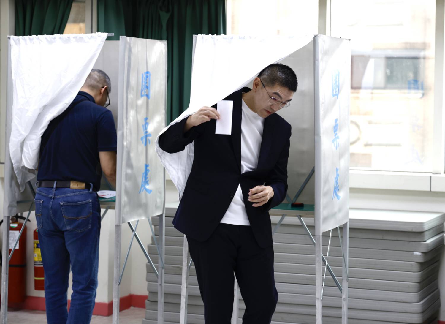 市長謝國樑一大早就現身投票所投票。