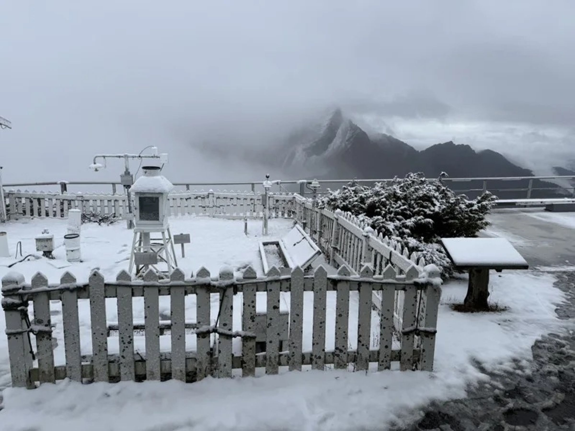 玉山20日降雪,氣象粉專說,耶誕節前後,3500公尺以上高山可望再一波降雪。(中央氣象署提供)