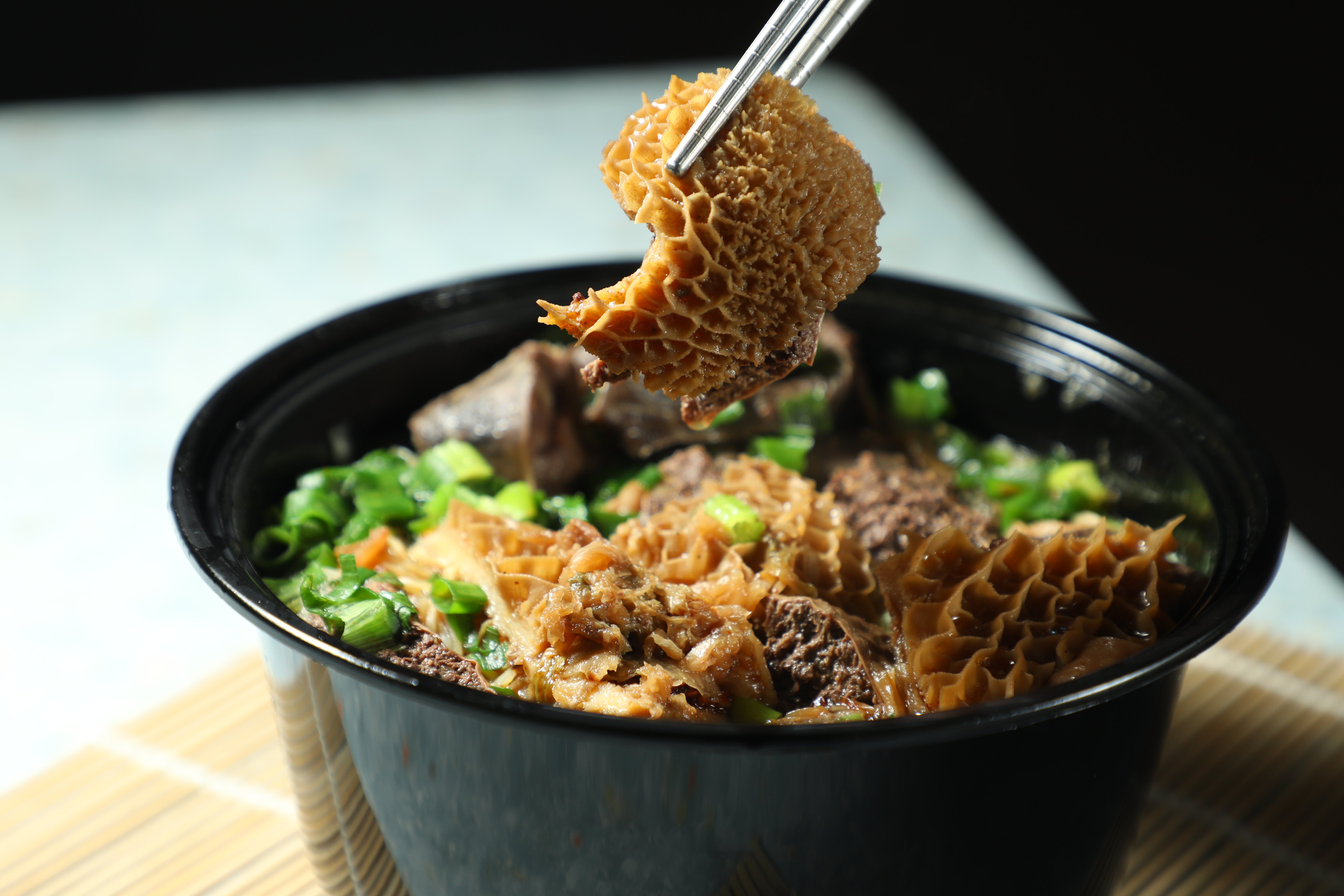 【西灣河】香港夜貓族天堂！太安樓最銷魂「牛雜湯」　牛肚、柚皮、蘿蔔全是老饕最愛