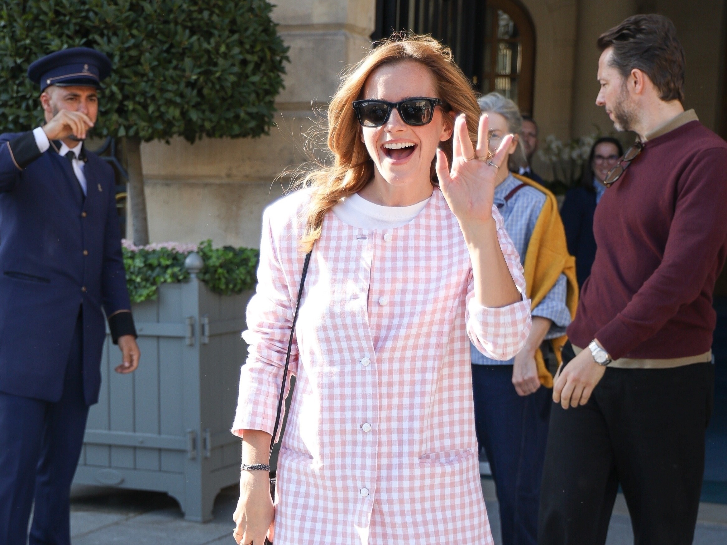 艾瑪華森一身香奈兒粉紅色格子套裝，出席巴黎時裝週。（東方IC）