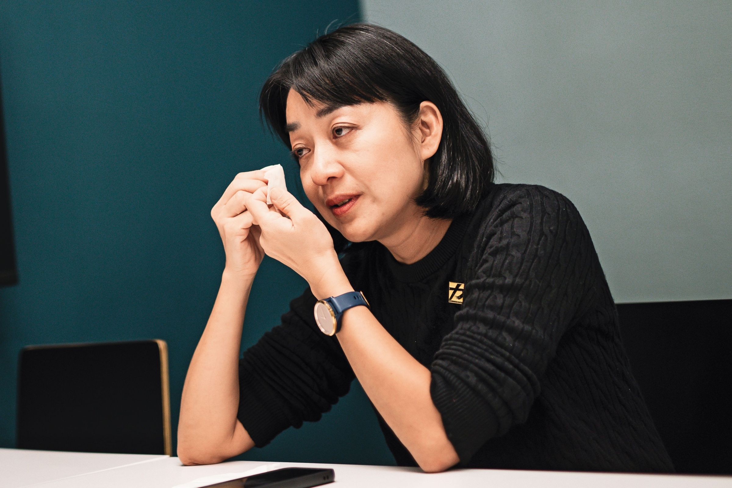 說起曾接到的兒虐陳情案件，王婉諭立刻流下心疼的淚水。