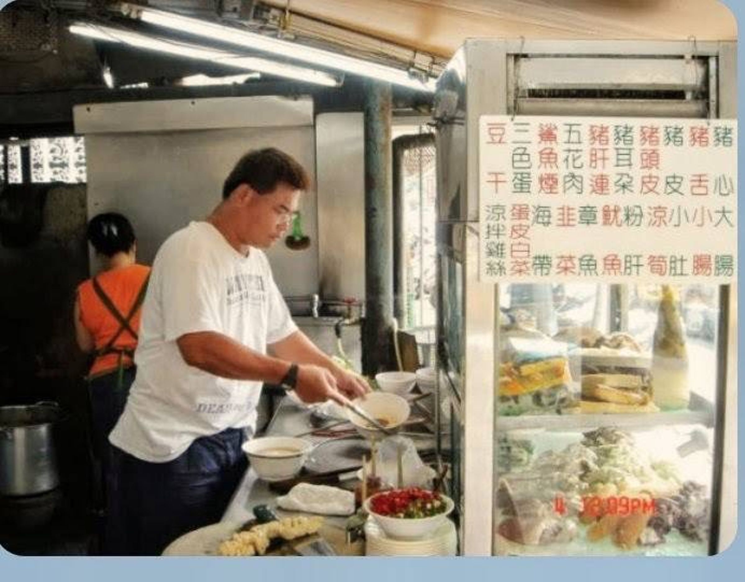 林進泰為脫離江湖歲月，北漂到台北市東區開扁食店，每天從早做到晚，苦撐3年後，終於把生意做起來。（林進泰提供）