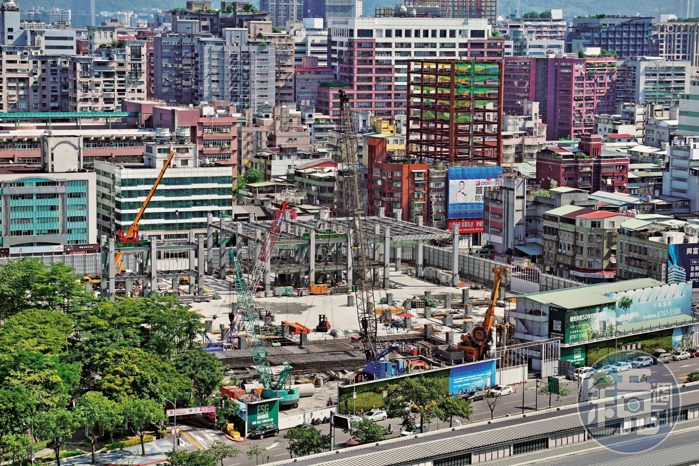 京華城被扣押百億元土地，引發停工爭議。&nbsp;