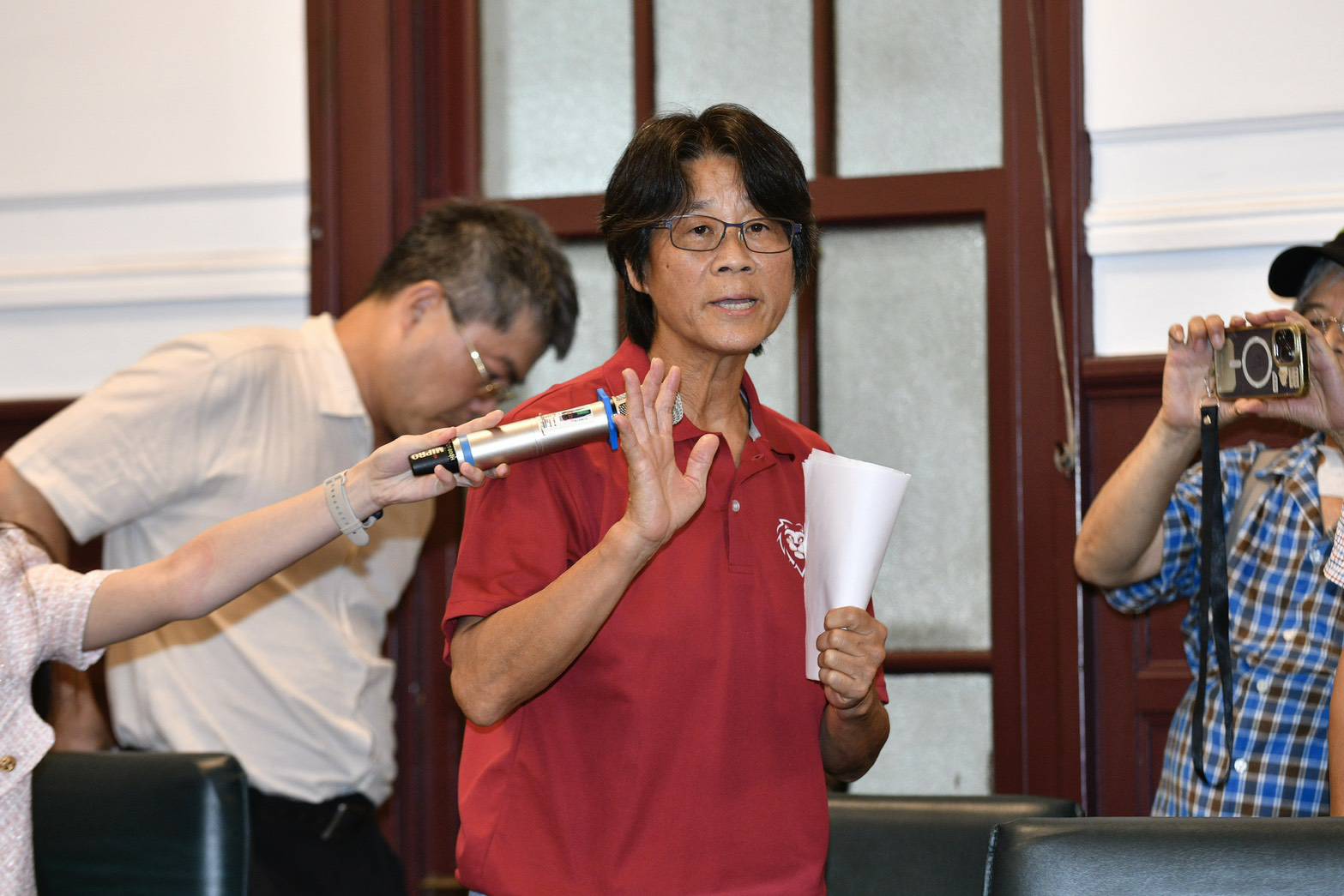 周台英今日出席記者會後，隨即參加校評會。（鏡報李智為攝）