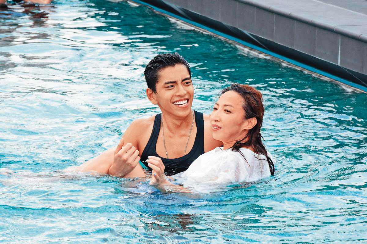 王大陸（左）之前跟已婚女導陳玉珊（右）被爆忘情喇舌，但陳玉珊事後在臉書透露，曾為此特別寫千字文向女兒撇清。