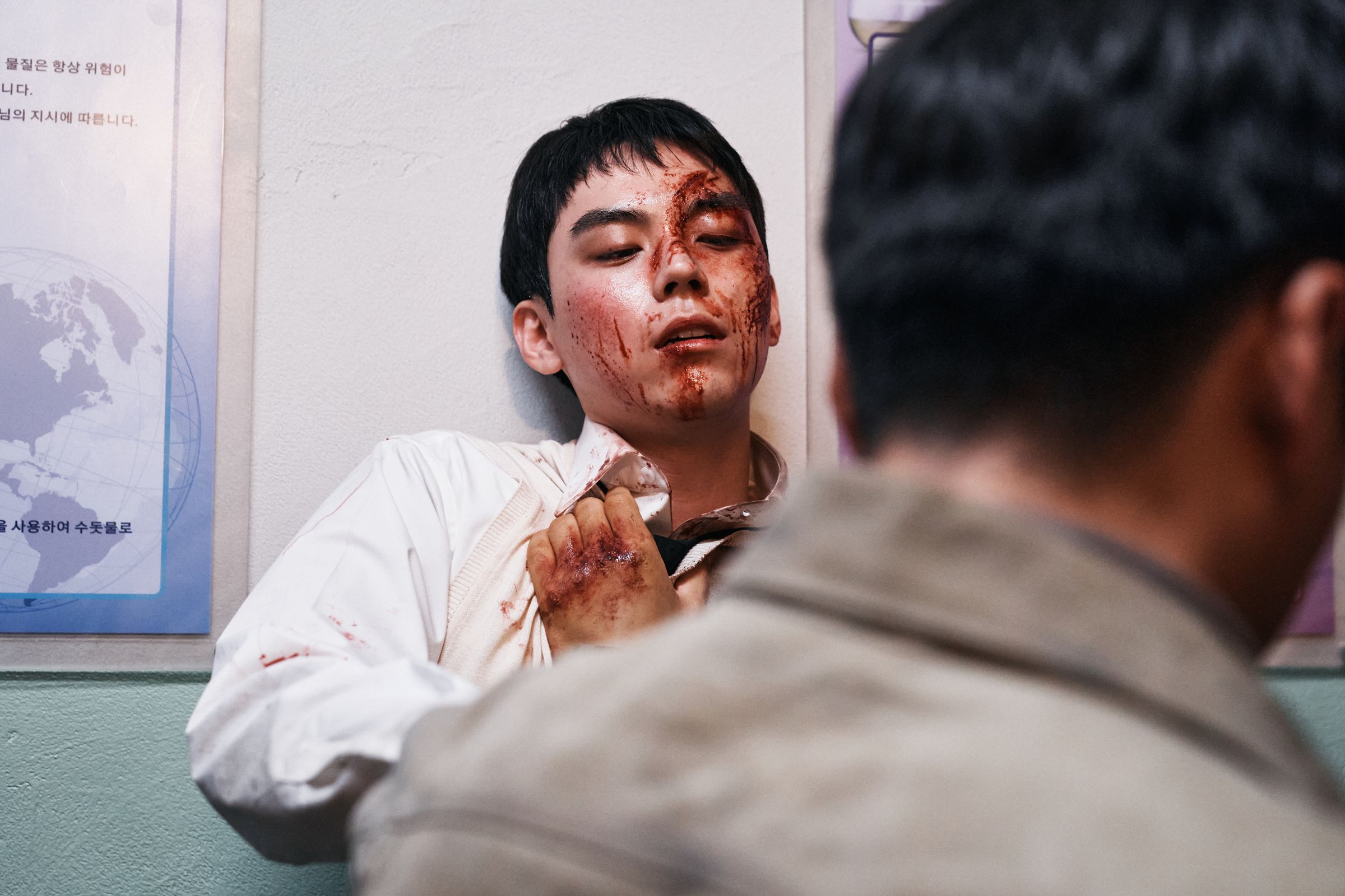 金度勳（左）飾演高中班長，繼承了父親的怪力，在故事最後與趙福來有精采對手戲。（Disney+提供）