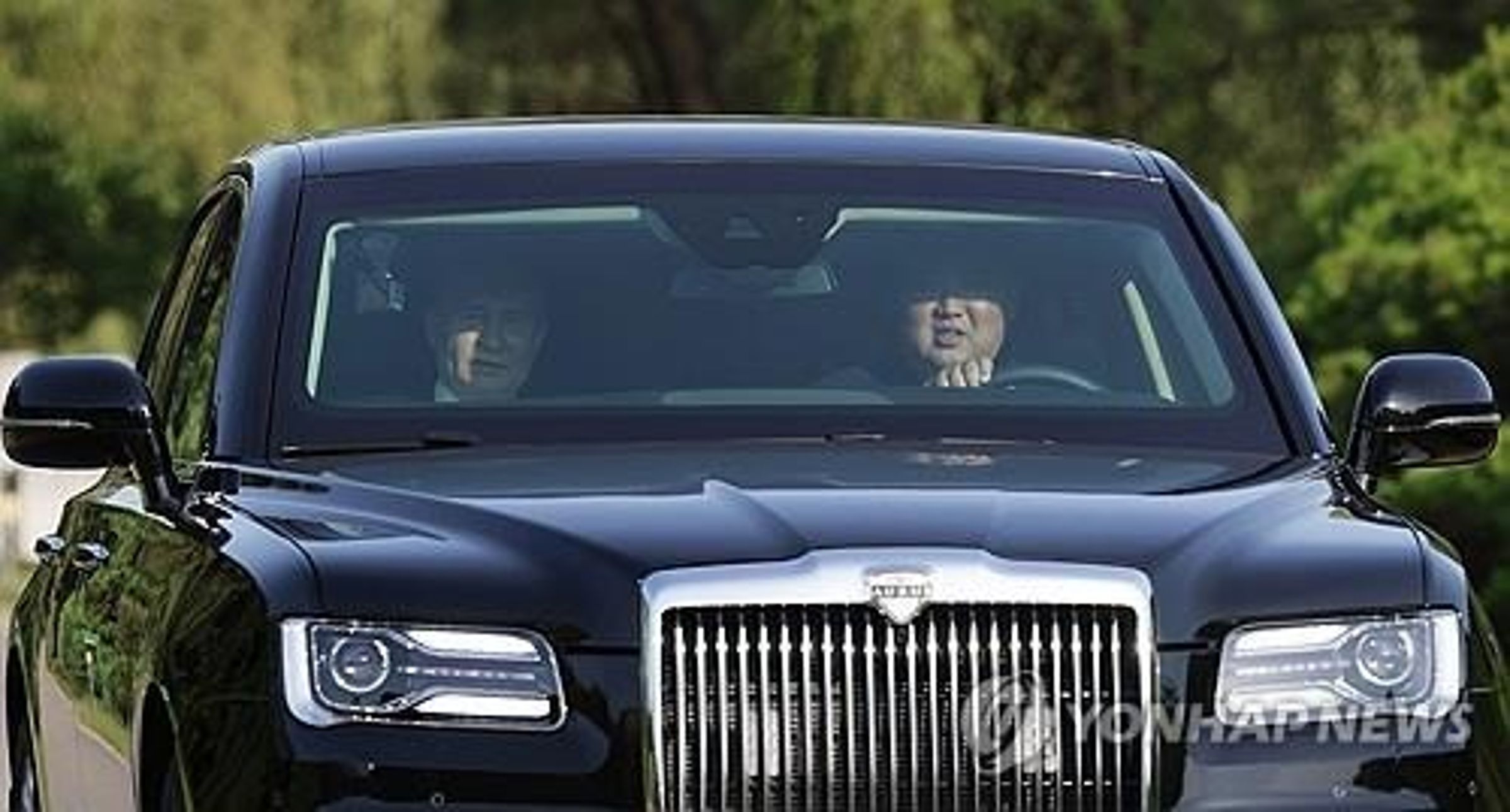 後來換手金正恩開車。(翻自《韓聯社》)