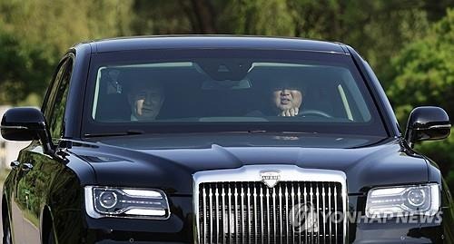 後來換手金正恩開車。（翻自《韓聯社》）