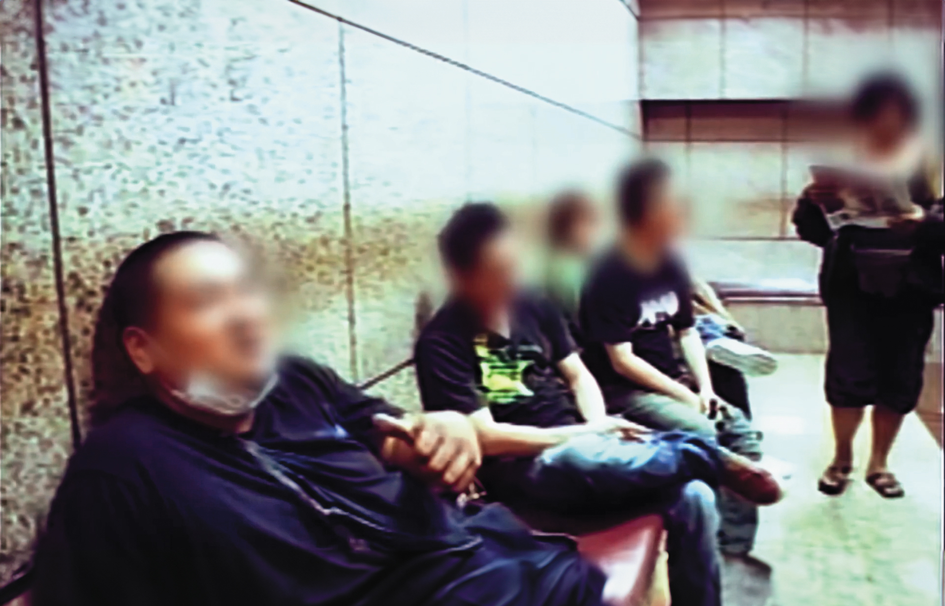 邱家兄弟應訊時一派輕鬆,檢警一度懷疑他們故布疑陣。(翻攝東森新聞)