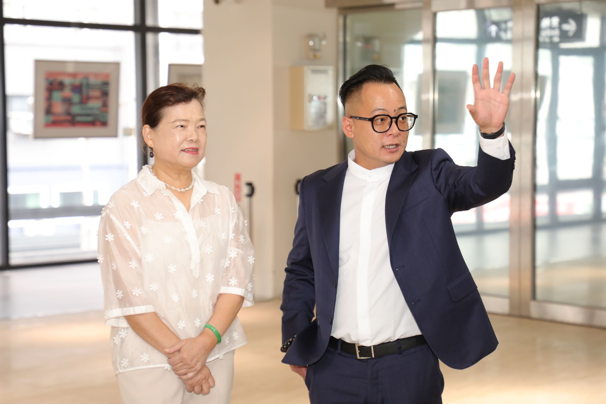 基隆市長民進黨候選人童子瑋(右)邀請前經濟部長王美花(左)擔任競選團隊「產經總顧問」,盼借重其產業政策與招商經驗,共同擘劃基隆產業升級及港區發展藍圖。