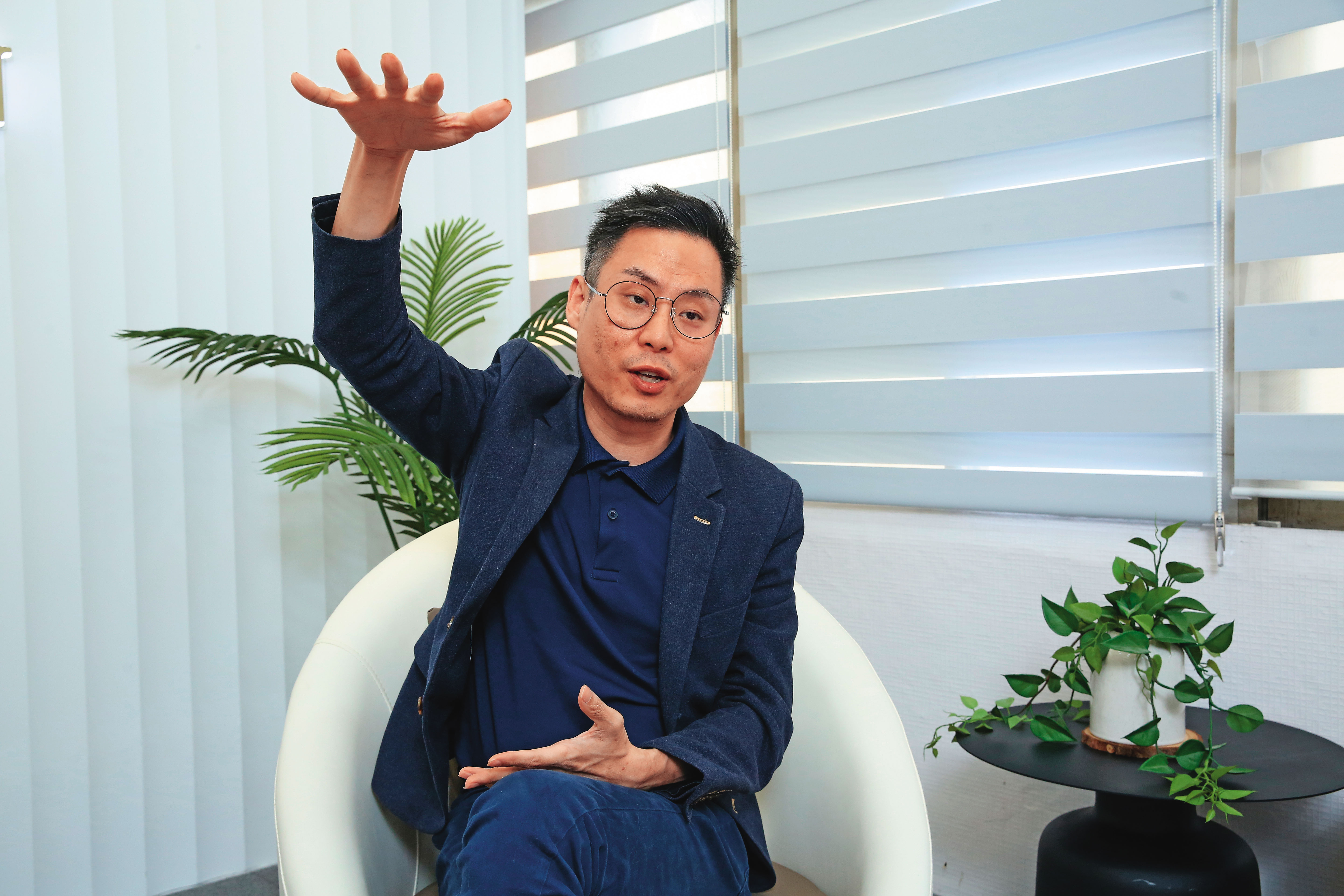 房產專家大仁哥教戰，看屋時要查閱謄本、詢問賣了多久、開價底價多少，議價才有底氣。
