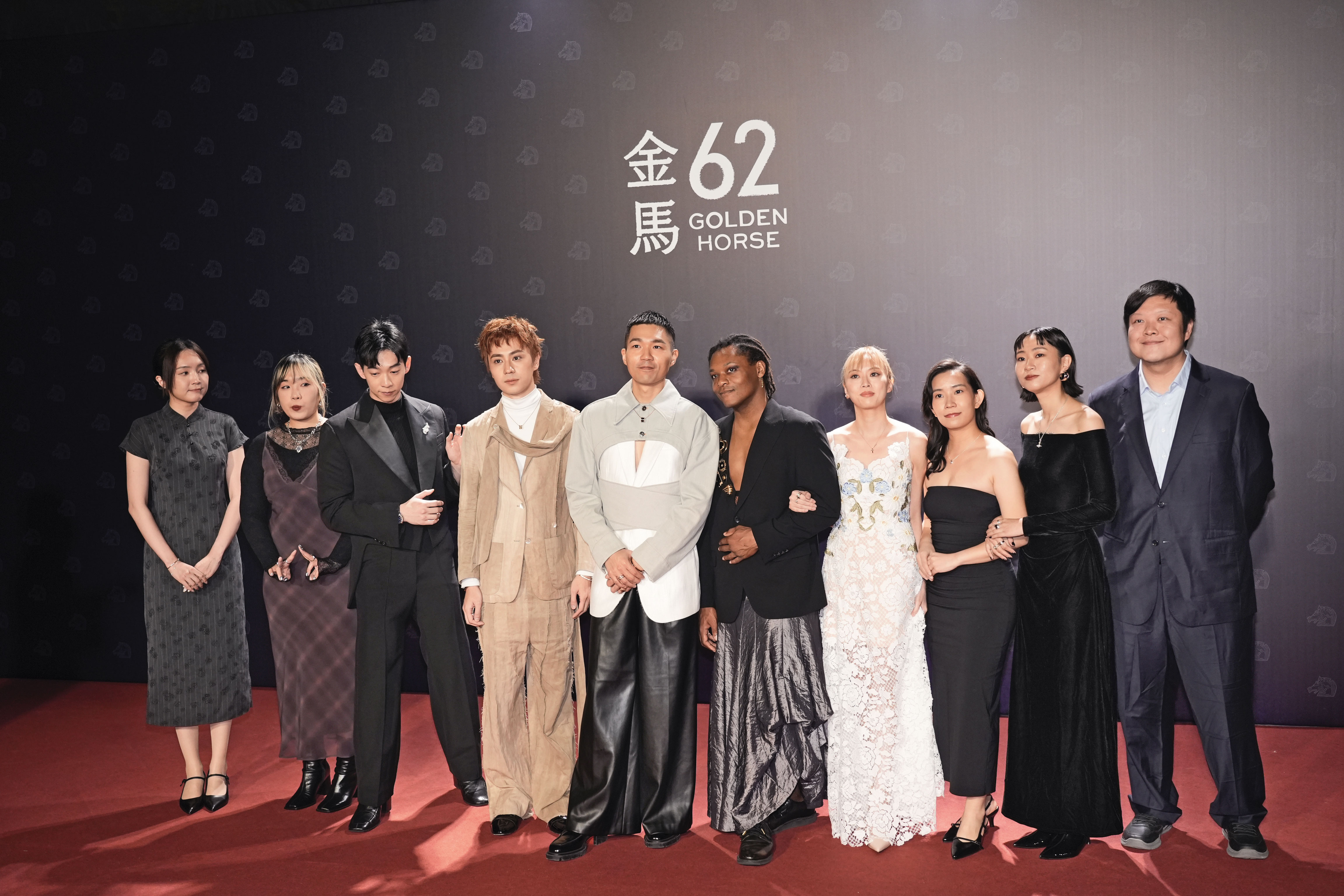 （左起）張迪文、李駿碩和Zenni Corbin在金馬紅毯合影。
