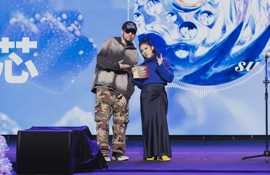 李竺芯與頒獎人 MC Hotdog熱狗。(StreetVoice街聲提供)